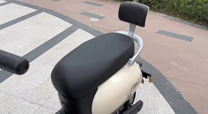 个人闲置爱玛同款电动车，二手出售，可上白牌，续航50公里，包大容量电池，48伏60伏72伏通用！